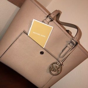 BEIGE MICHAEL KORS BAG